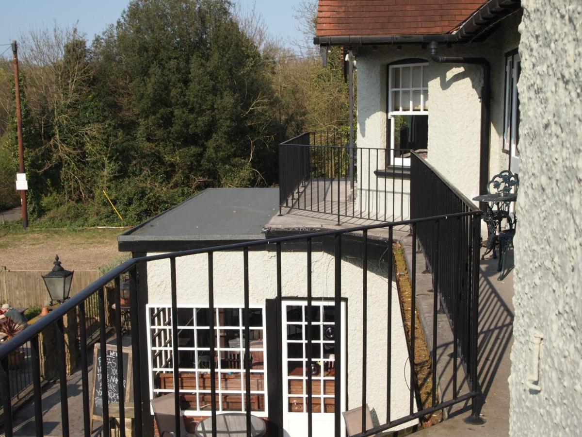 The Weir Hotel Walton-on-Thames Exterior foto
