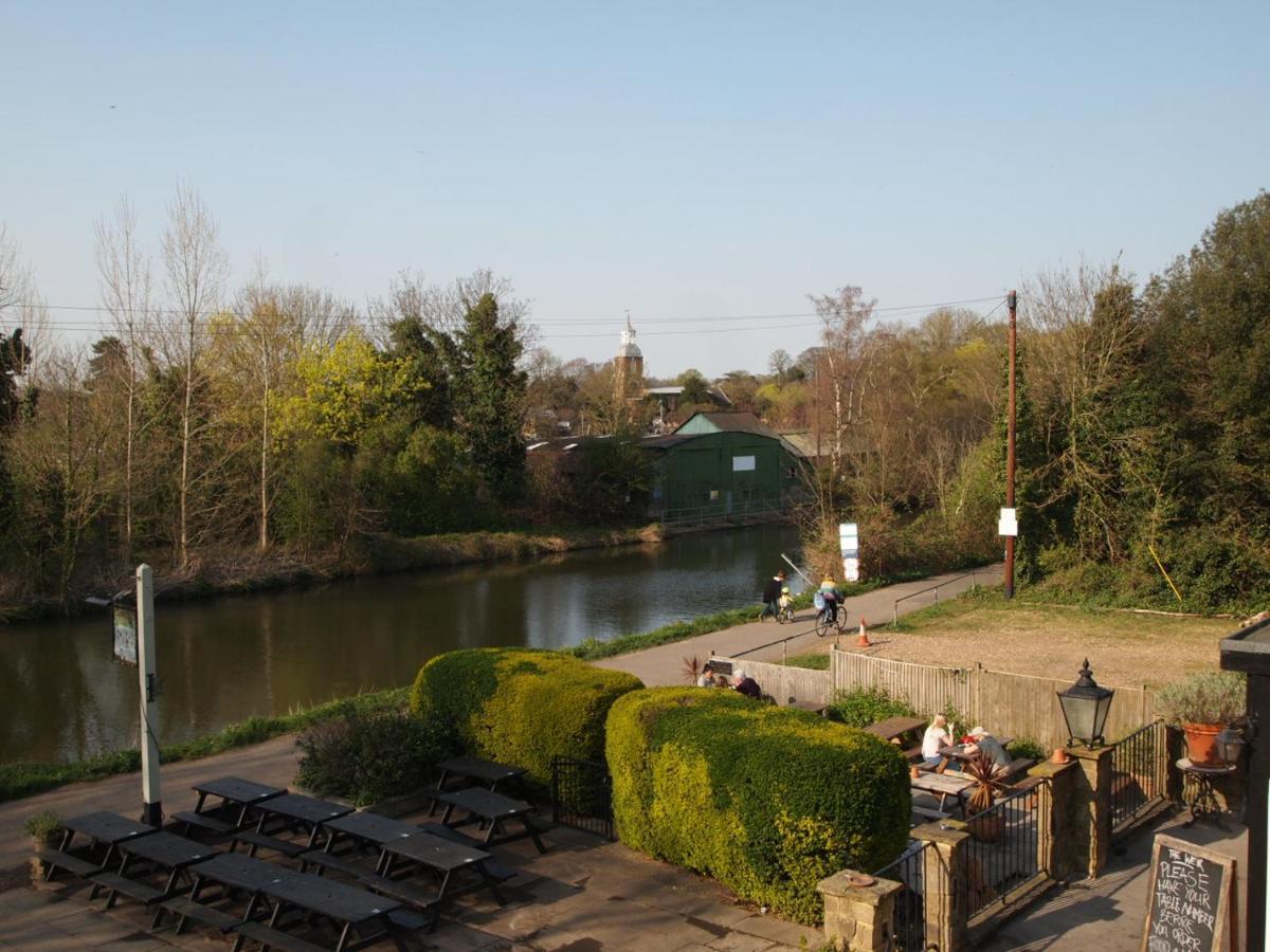The Weir Hotel Walton-on-Thames Exterior foto
